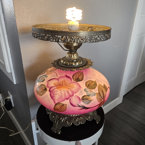 Gone with the wind hurricane parlor lamp missing top shade. - Picture 1 of 11